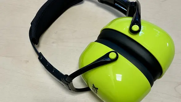 Kapselgehörschutz, der das gesamte Ohr bedeckt