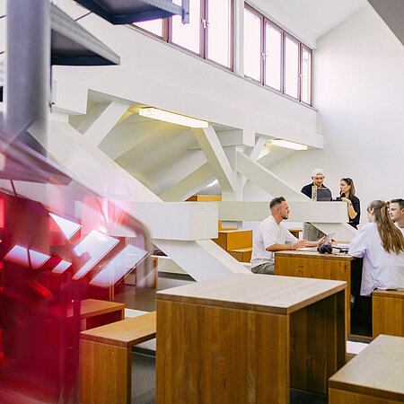 Studierende sitzen an einem Workspace am Campus Bertramstraße