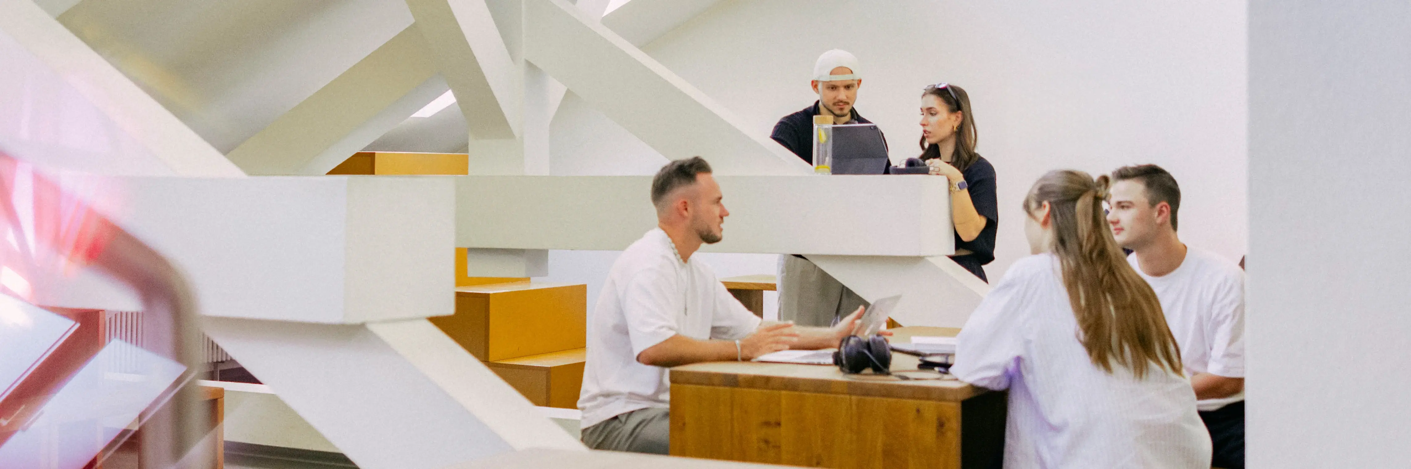 Studierende sitzen an einem Workspace am Campus Bertramstraße