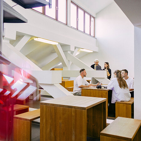 Studierende sitzen an einem Workspace am Campus Bertramstraße