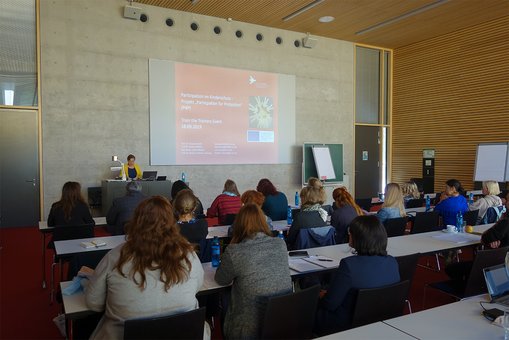 Prof. Dr. Heidrun Schulze begrüßt die Teilnehmerinnen und Teilnehmer