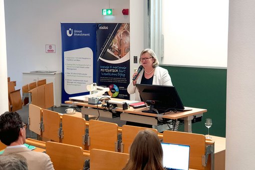 Hochschulpräsidentin Prof. Dr. Eva Waller begrüßt die Teilnehmenden des Versicherungskongresses an der Hochschule RheinMain. 