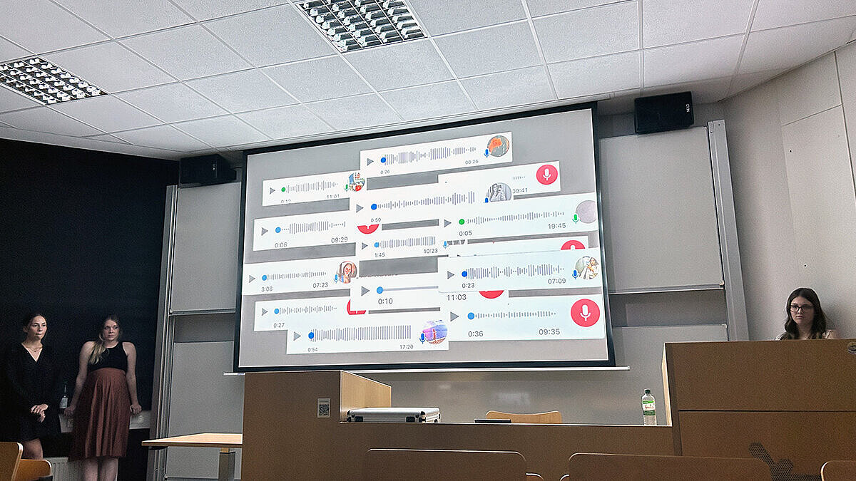 Auf einer Leinwand sind übereinander gelegt visualisierte Sprachnachrichten zu sehen.