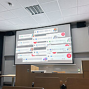 Auf einer Leinwand sind übereinander gelegt visualisierte Sprachnachrichten zu sehen.
