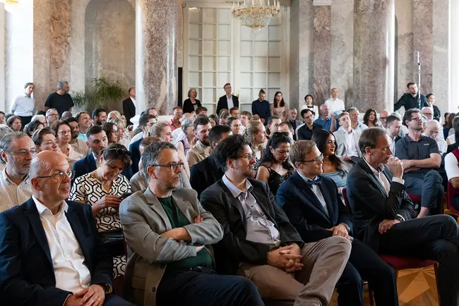 Blick in die voll besetzte Rotunde des Biebricher Schlosses während der Abschlussfeier der Informatik-Studiengänge