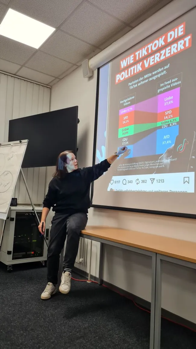 Corinna Schaffranek zeigt den Einfluss der Parteien auf TikTok.