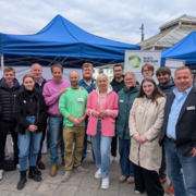 Die hessische Digitalministerin Prof. Dr. Kristina Sinemus und Moderator Willi Weitzel mit dem MINT-Team 