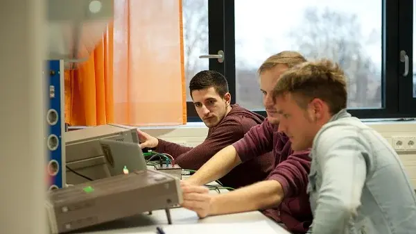 Studierende im Labor für Grundlagen Nachrichten- und Fernsehtechnik