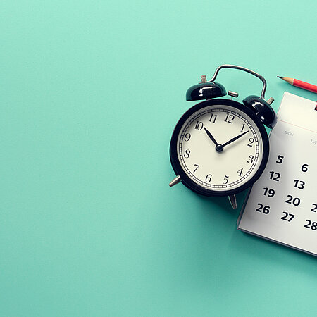 Wecker und Kalender