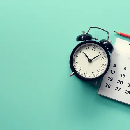 Wecker und Kalender