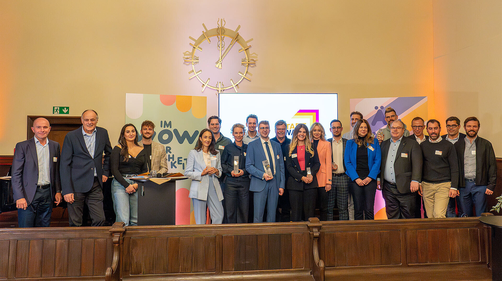 Gruppenfoto aller Teilnehmer:innen an der Preisverleihung des StartAward Wiesbaden 2024 im Heimathafen im Alten Gericht