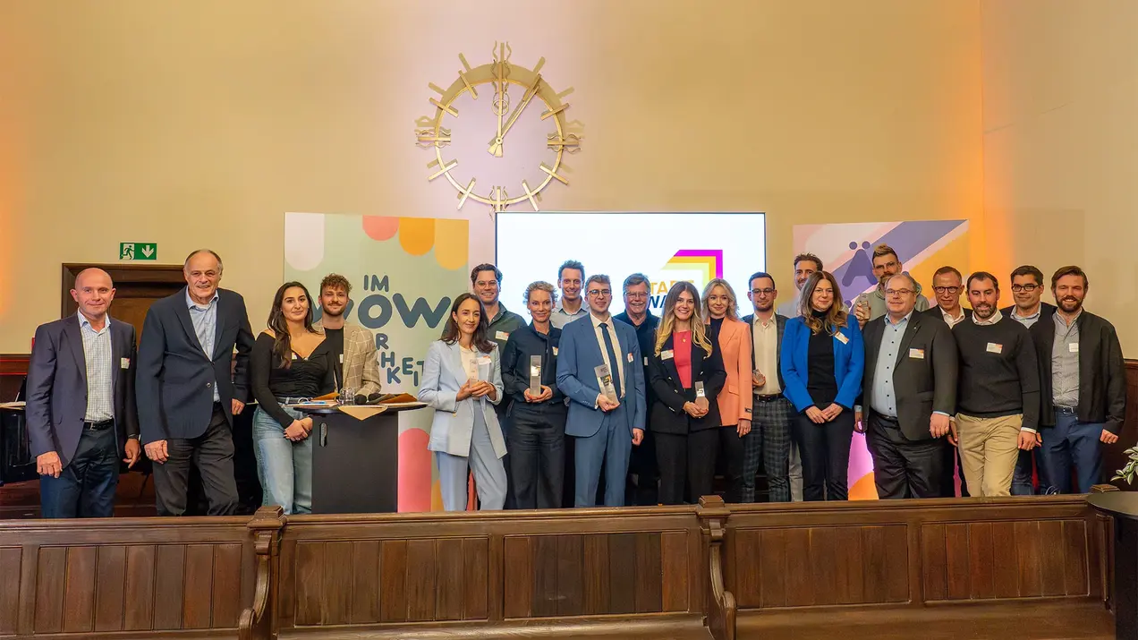 Gruppenfoto aller Teilnehmer:innen an der Preisverleihung des StartAward Wiesbaden 2024 im Heimathafen im Alten Gericht