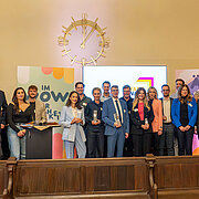 Gruppenfoto aller Teilnehmer:innen an der Preisverleihung des StartAward Wiesbaden 2024 im Heimathafen im Alten Gericht