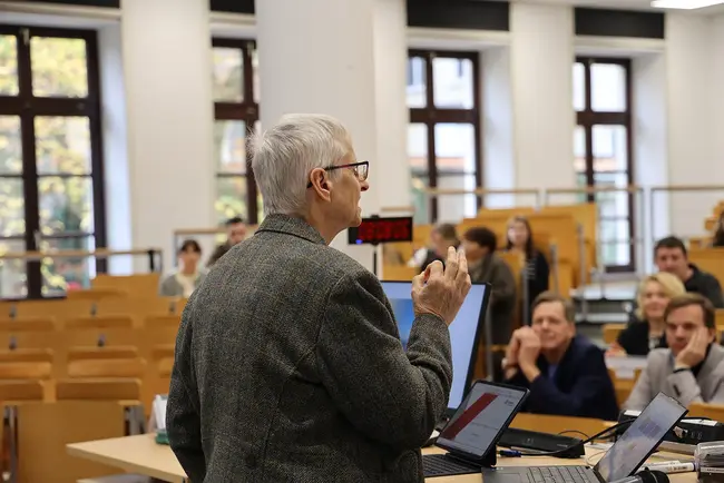 Prof. Dr. Birgit Scheppat während ihres Vortrags