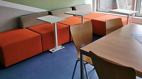 Gemütliche Sitzecke in Raum A058 in Rüsselsheim 
