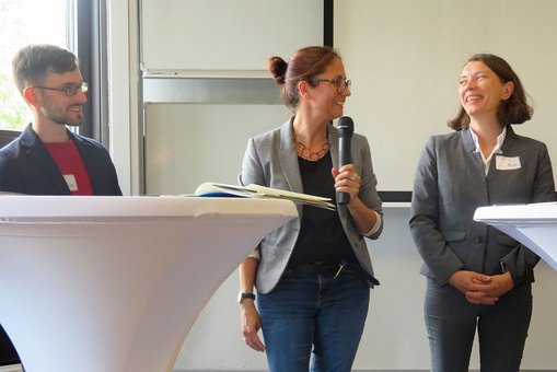 Heiner Schulze (Vorstand Schwules Museum* Berlin), Prof. Dr. Davina Höblich (HSRM) und Dr. Kirsten Plötz (v.l.) diskutieren auf dem Podium.