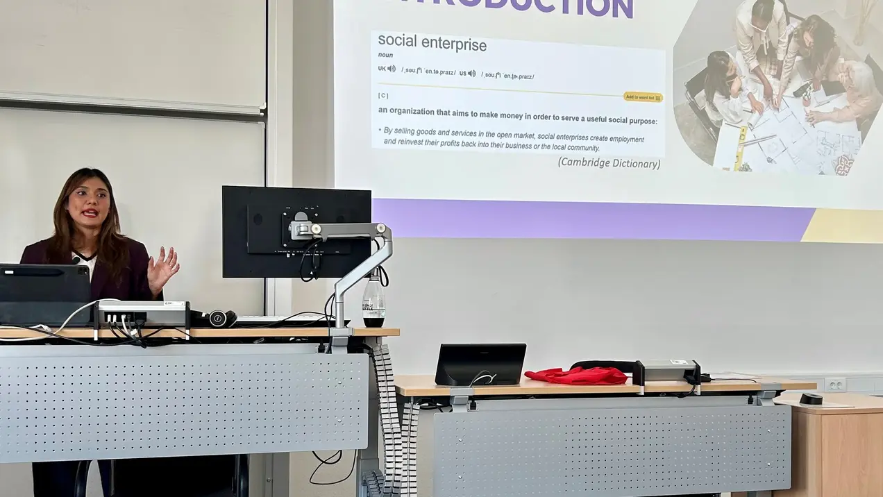Dr. Konrawan Rattanaburi vom Walailak University International College (WUIC) in Thailand hält einen Vortrag. 