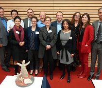 Die Gesellschafterinnen und Gesellschafter der GKFG mit Hochschupräsident Prof. Dr. Detlev (li.) Reymann und Sozialdezernent Christoph Manjura (5.v.l.)