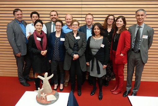 Die Gesellschafterinnen und Gesellschafter der GKFG mit Hochschupräsident Prof. Dr. Detlev (li.) Reymann und Sozialdezernent Christoph Manjura (5.v.l.)