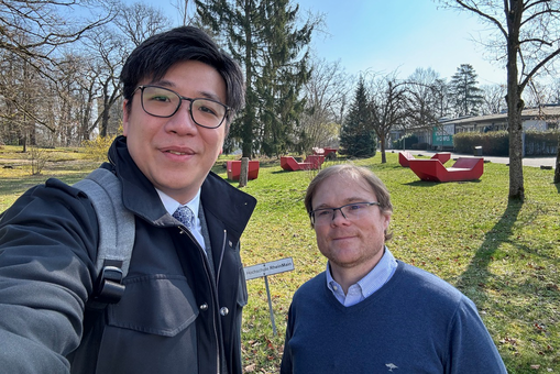 Prof. Dr. Marc Stöttinger (li.) begrüßt John Chang, Gründer und CEO von JMEM TEK am Campus Unter den Eichen