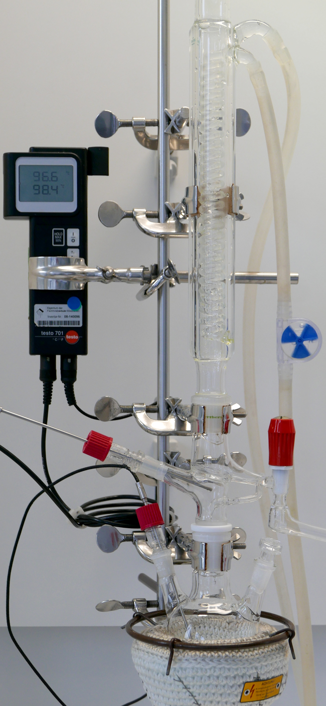 Glasapparatur mit Heizpilz und Thermometer für Siedediagramm