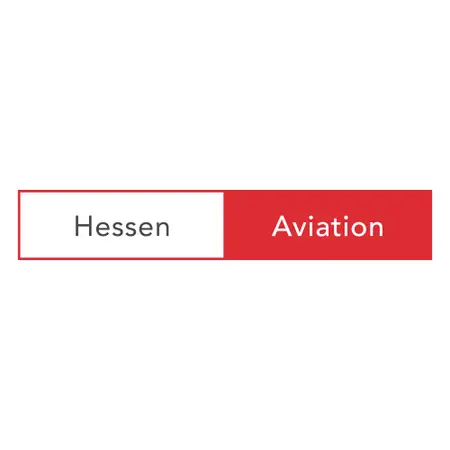 Das Bild zeigt den Text „Hessen“ in schwarz auf weißem Hintergrund und „Aviation“ in weiß auf rotem Hintergrund. Beide Wörter sind nebeneinander angeordnet und haben eine klare, moderne Schriftart, die den Fokus auf die Begriffe legt.