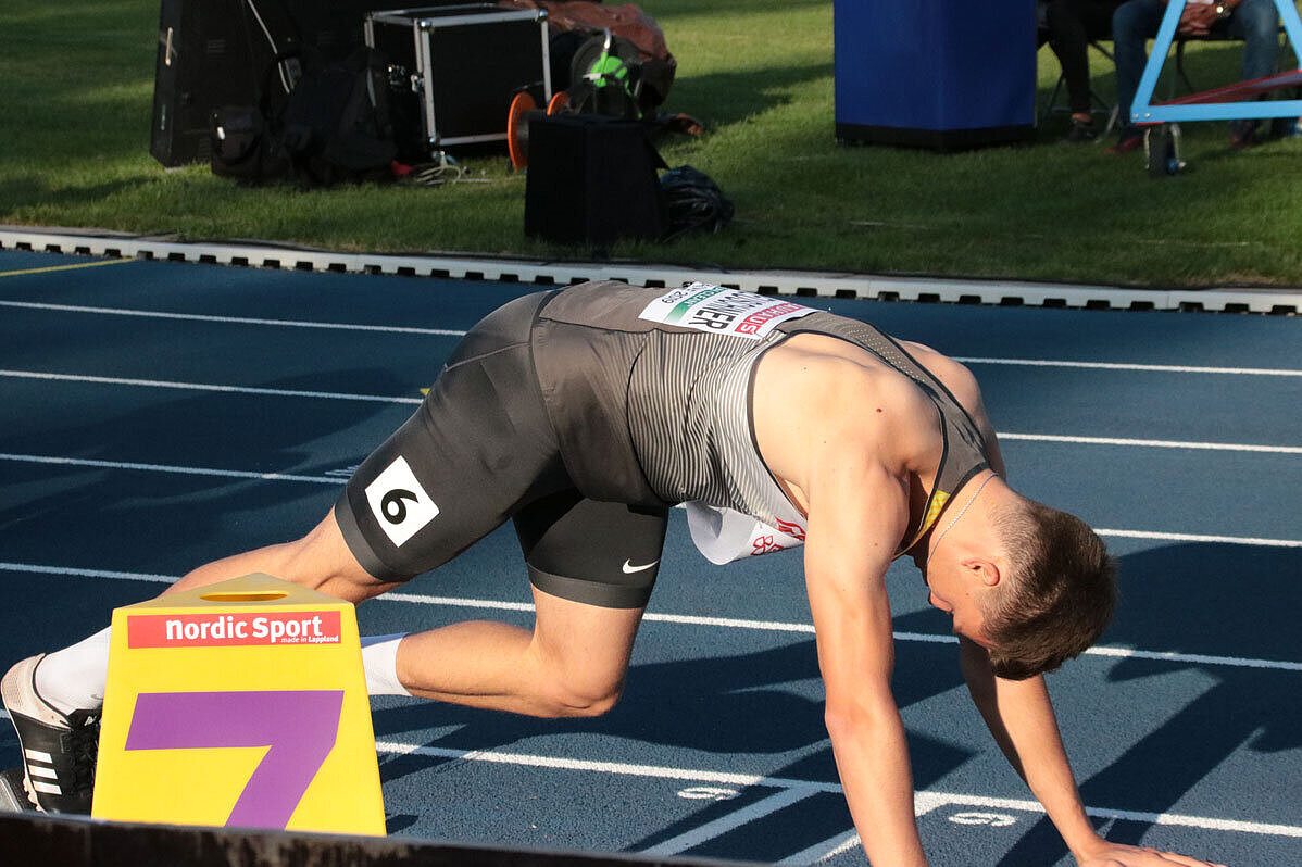 Frieder Scheuschner positioniert sich am Startblock