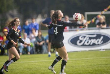 Faustballerinnen Elena Kull und Maya Mehle auf dem Spielfeld