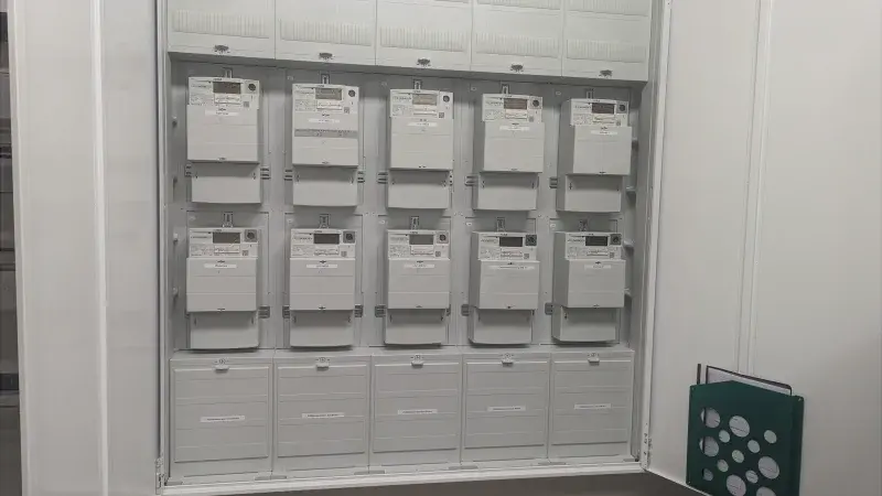 Ein offen stehender Zählerschrank des Projekts "Smart Campus"