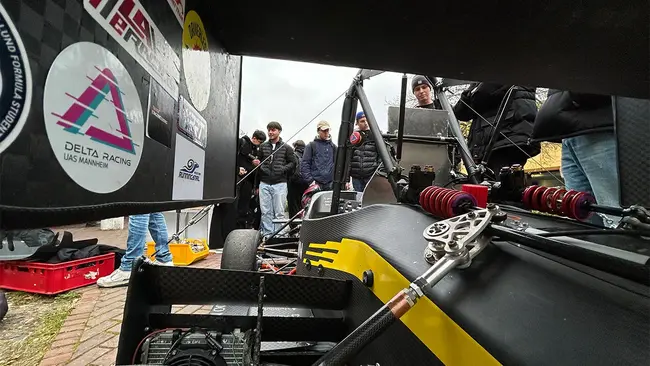 Blick durch den Heckflügel eines Rennwagens der Scuderia Mensa