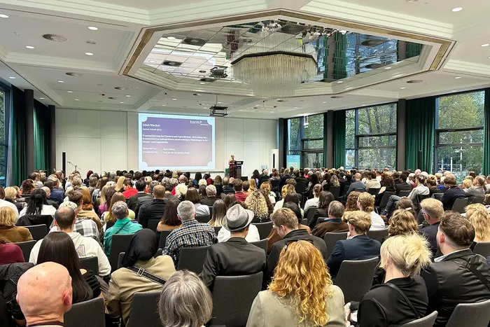 Blick in den voll besetzten Veranstaltungssaal im Dorint Pallas Hotel Wiesbaden