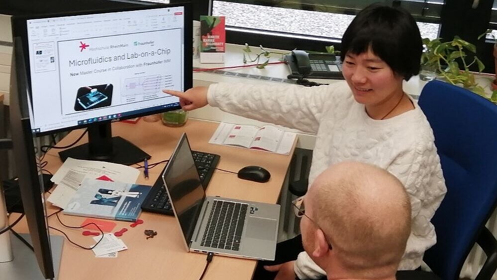 Prof. Dr. Xiangping Li widmet sich dem Thema Mikrofluidik