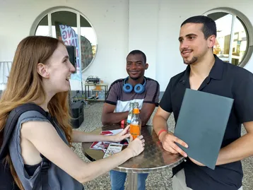 Studierende beim Feiern