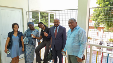  © Claudia Preißer: Das engagierte Team der Gastgeber:innen beim Besuch einer Praxiseinrichtung im Stadtteil Quifica zum psychoedukativen Support im Viertel in Luanda. V.l.n.r.: Elizabeth Pozo, Prof. Cristina Lembe Simba Teixeira de Oliveira, Sandra Marisa Martins da Conceição Cruz, Dr. Arnaldo Faustino, Juan Abreu Payrol, nicht im Bild: Inidia Rubia Vargas, Yosvany Perdroso González.