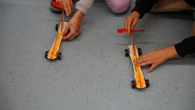 Und ab geht's: die fertigen Rennautos fahren um die Wette