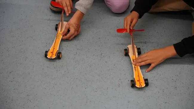 Und ab geht's: die fertigen Rennautos fahren um die Wette