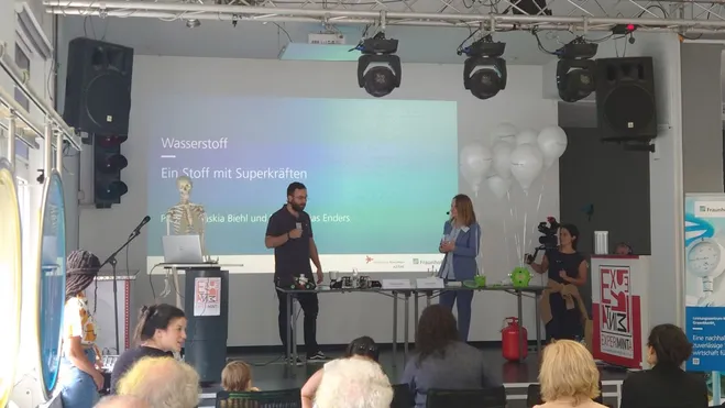 Prof. Saskia Biehl und Dr. Matthias Enders in der Wasserstoff-Vorlesung.