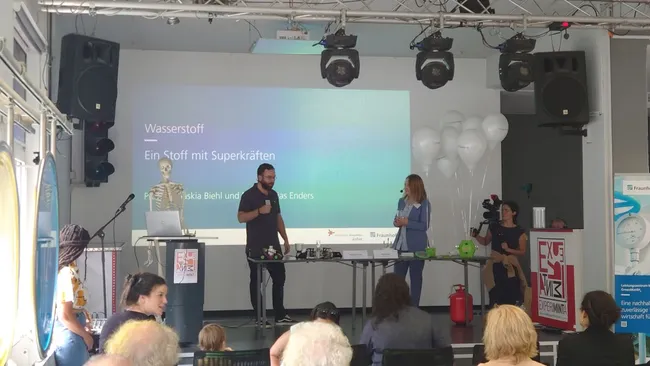 Prof. Saskia Biehl und Dr. Matthias Enders in der Wasserstoff-Vorlesung.