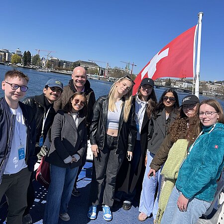 Studierende auf einem Ausflugsboot