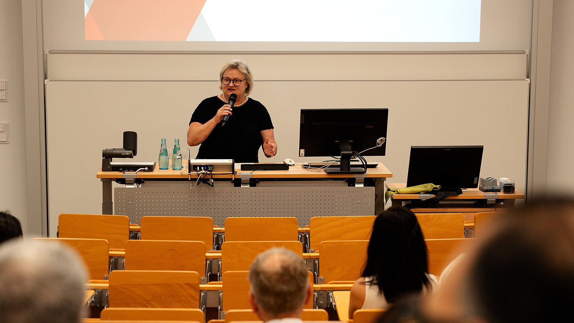 Die Präsidentin der Hochschule RheinMain, Prof. Dr. Eva Waller, bei der Begrüßung der Gäste des International Symposium on Logistis (ISL) 2025 an der Wiesbaden Business School.