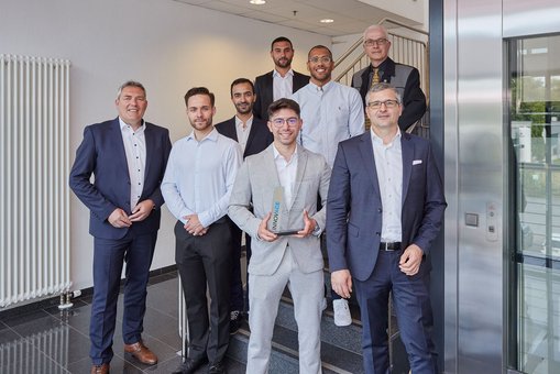 Siegerehrung Innovace 2021 (v. l. vorne): Jürgen Roland, Stabilus, Ibrahim Karadeniz, Ali Demir, Dr. Michael Büchsner, Stabilus, Loukmane Zemani, Ismail Joudar, Abdelhamid El Khetrani, Prof. Dr. Christian Jochum, alle Hochschule RheinMain Wiesbaden 