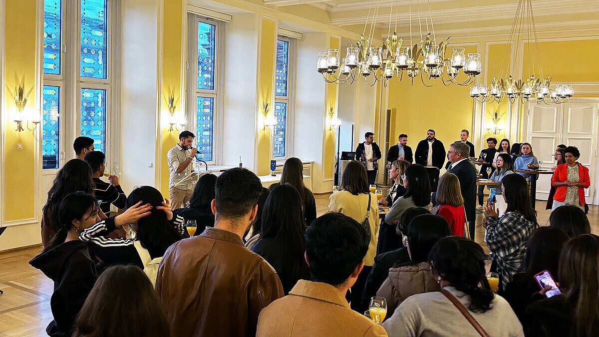 Begrüßung der internationalen Studierenden im Wiesbadener Rathaus.