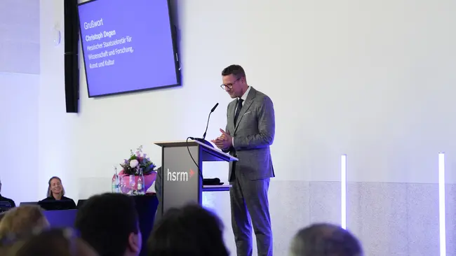 Christoph Degen spricht am Rednerpult. 