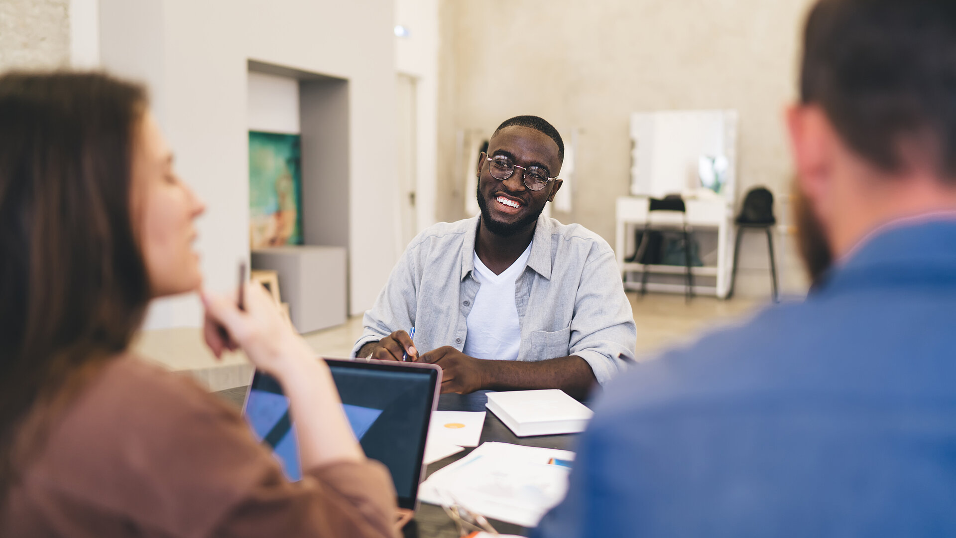 Career Hub - Titelbild Gruppe von Studierenden