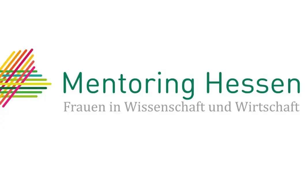 Das Logo von "Mentoring Hessen" zeigt eine stilisierte grafische Darstellung aus farbigen Linien. Darunter steht der Text "Frauen in Wissenschaft und Wirtschaft", der das Ziel des Programms beschreibt, Frauen in diesen Bereichen zu unterstützen.