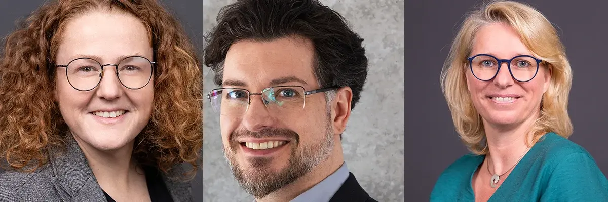 Das Bild zeigt drei Personen in Porträtansichten. Die linke Person hat lockiges, rotes Haar und trägt eine graue Jacke. Die mittlere Person hat dunkle Haare und trägt eine Brille mit einem Anzug. Die rechte Person hat blonde Haare und trägt ein türkisfarbenes Oberteil.