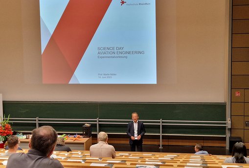Experimental-Vorlesung Aviation Engineering mit Prof. Dr. Martin Müller