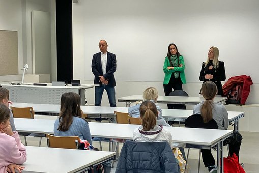 Prof. Dr. Robert Kanz, Dr. Tina Klug und Chantal Stamm eröffnen den Girls’Day 2024 im Fachbereich Architektur und Bauingenieurwesen. 