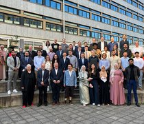 Menschen posieren für ein Gruppenfoto