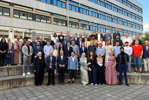 Menschen posieren für ein Gruppenfoto